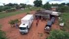 CDL e Eletromóveis Martinello entregam caminhão de prêmios a moradora na Gleba Mercedes
