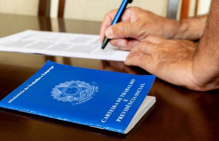 Desemprego cai a 7,6% no trimestre terminado em outubro, diz IBGE