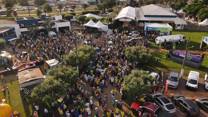 Multidão acompanha visita de ex-presidente Bolsonaro a Sinop