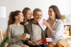 106,3 milhões de consumidores devem ir às compras para o Dia dos Pais, indica pesquisa CNDL/SPC Brasil