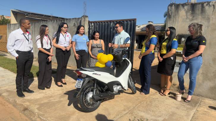 CDL Sinop entrega Honda Biz zero km à sorteada na campanha “Amor em Dose Dupla”